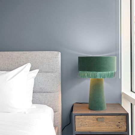Placemakr Premier Sobro แนชวิลล์ ภายนอก รูปภาพ A table lamp
