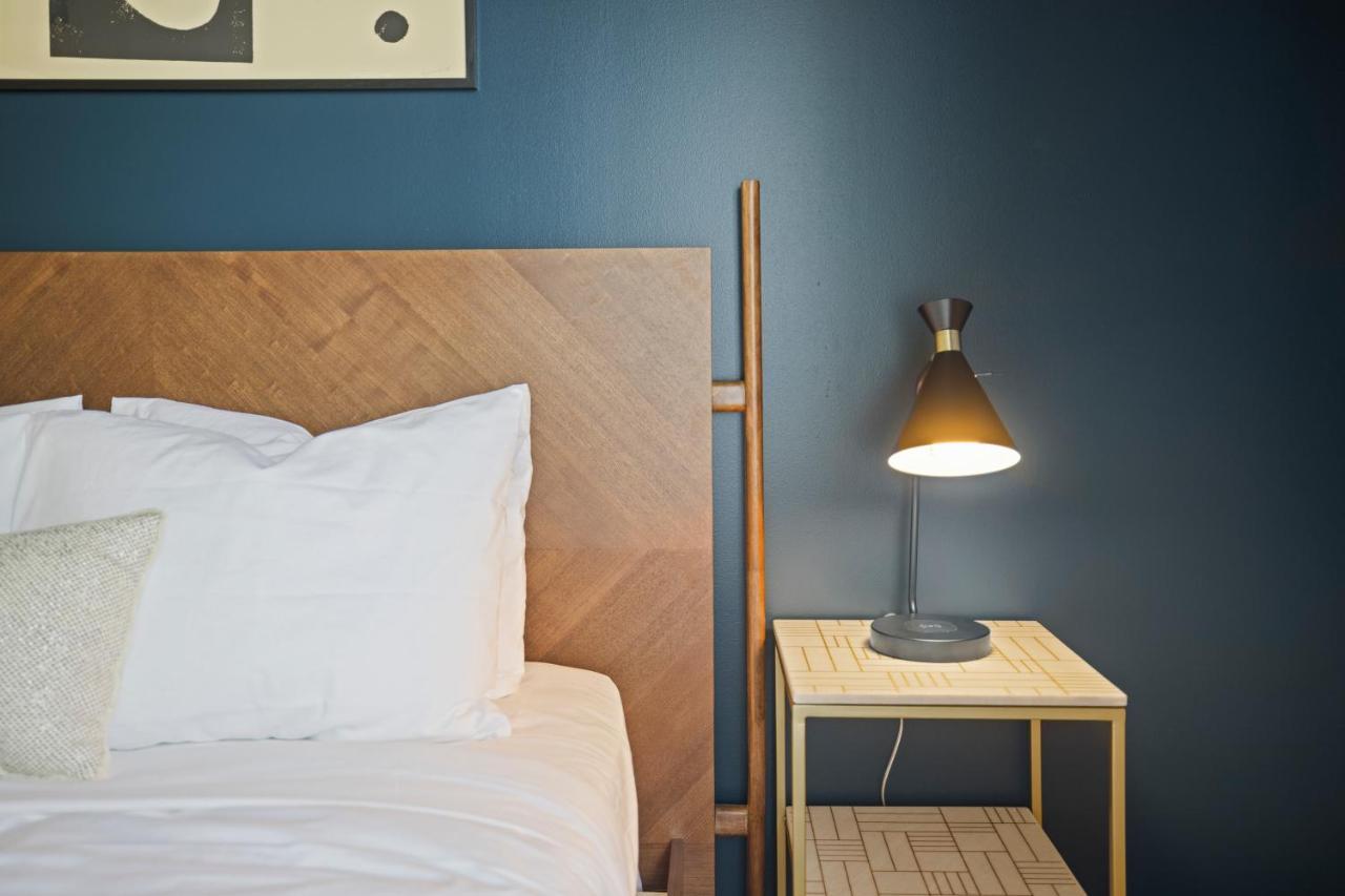 Placemakr Premier Sobro แนชวิลล์ ภายนอก รูปภาพ A lamp on a nightstand