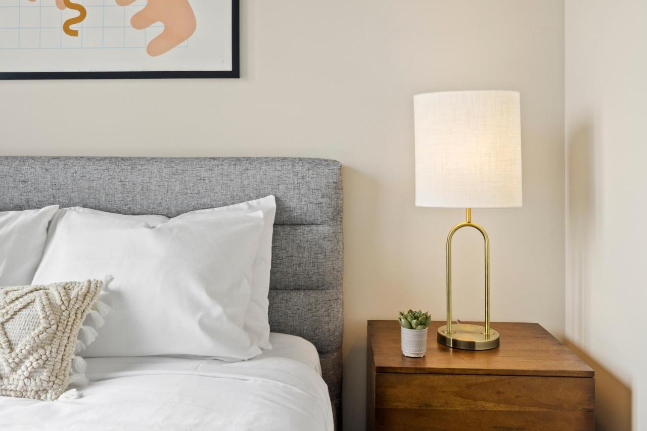 Placemakr Premier Sobro แนชวิลล์ ภายนอก รูปภาพ A lamp on a nightstand
