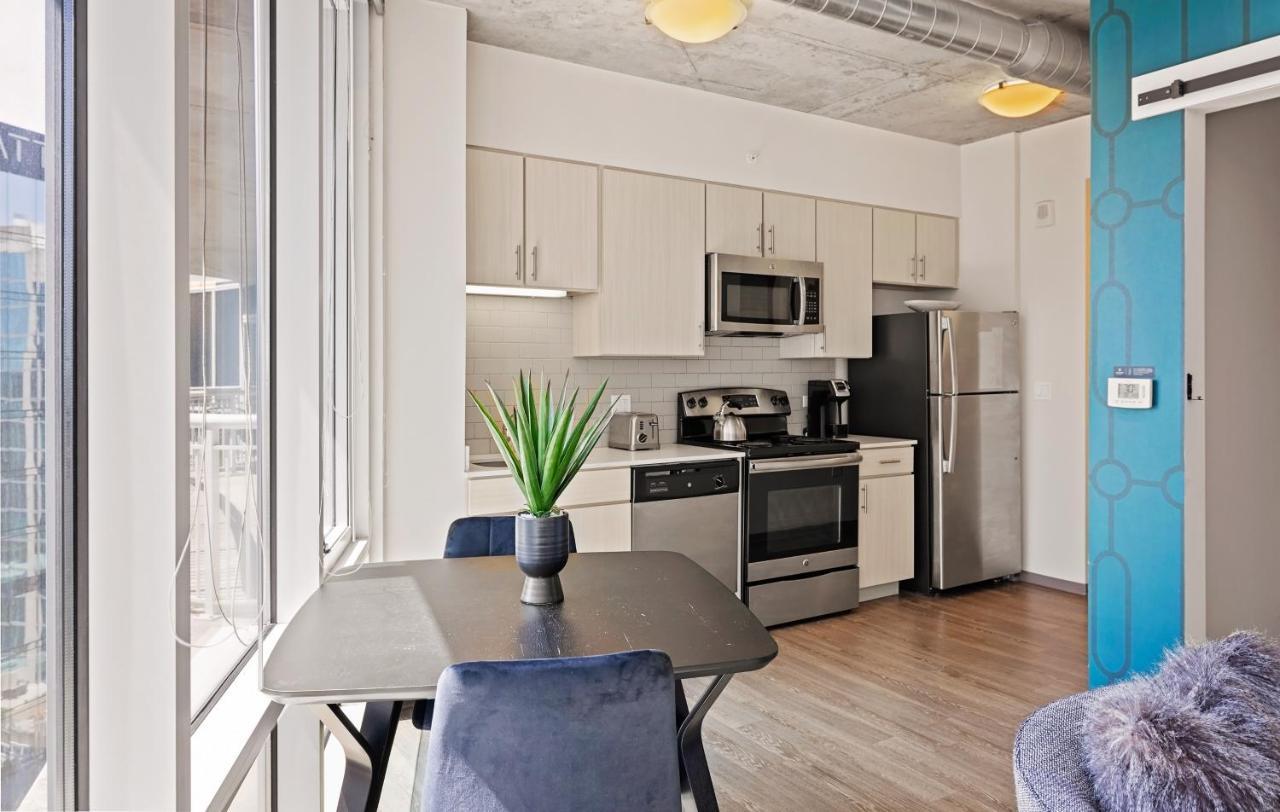 Placemakr Premier Sobro แนชวิลล์ ภายนอก รูปภาพ A kitchen in a typical apartment