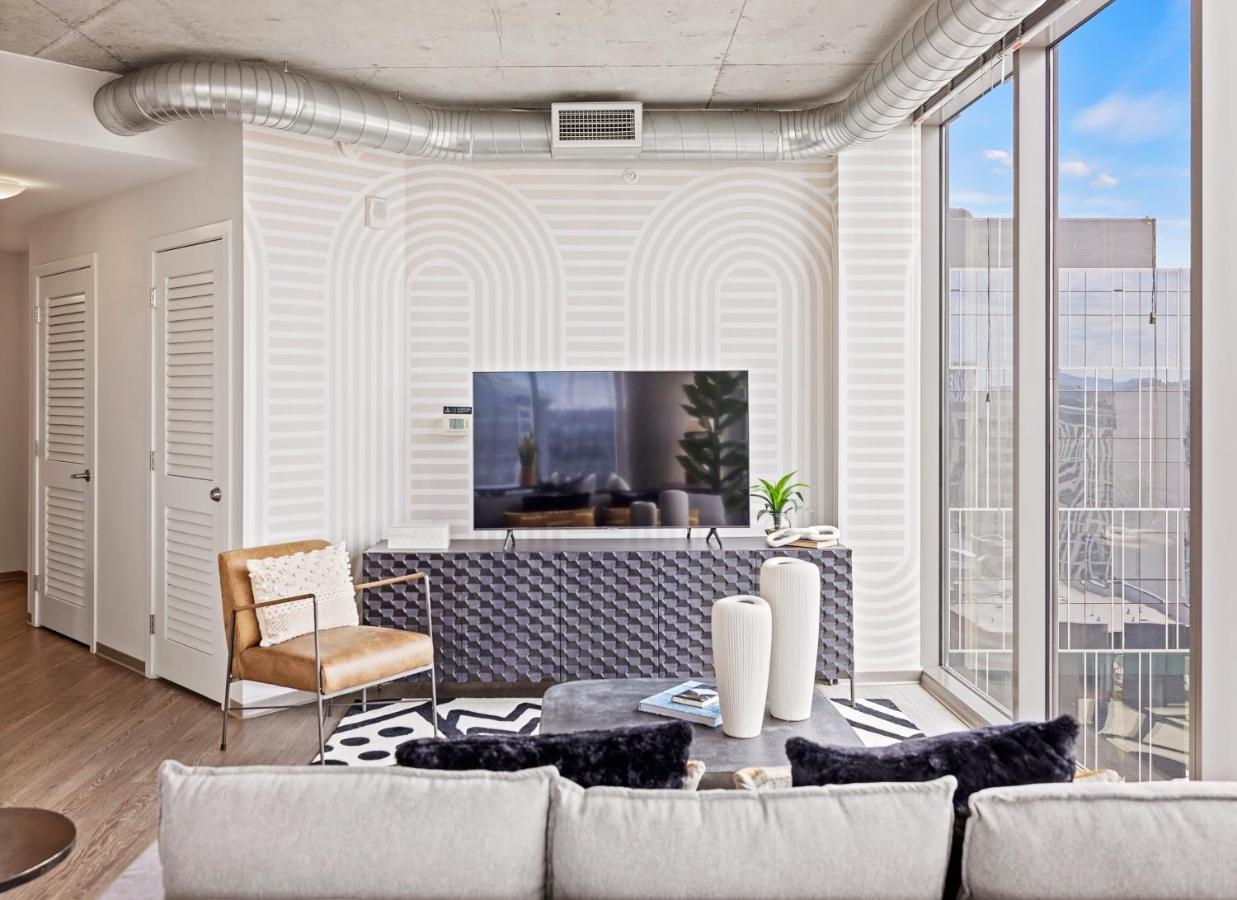 Placemakr Premier Sobro แนชวิลล์ ภายนอก รูปภาพ A living room at 1001 Olympic