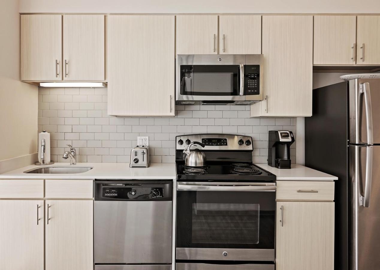 Placemakr Premier Sobro แนชวิลล์ ภายนอก รูปภาพ A typical kitchen in a typical apartment