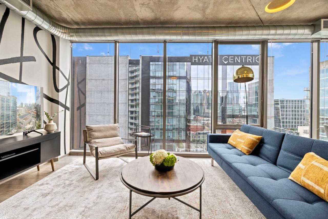 Placemakr Premier Sobro แนชวิลล์ ภายนอก รูปภาพ A staged living room