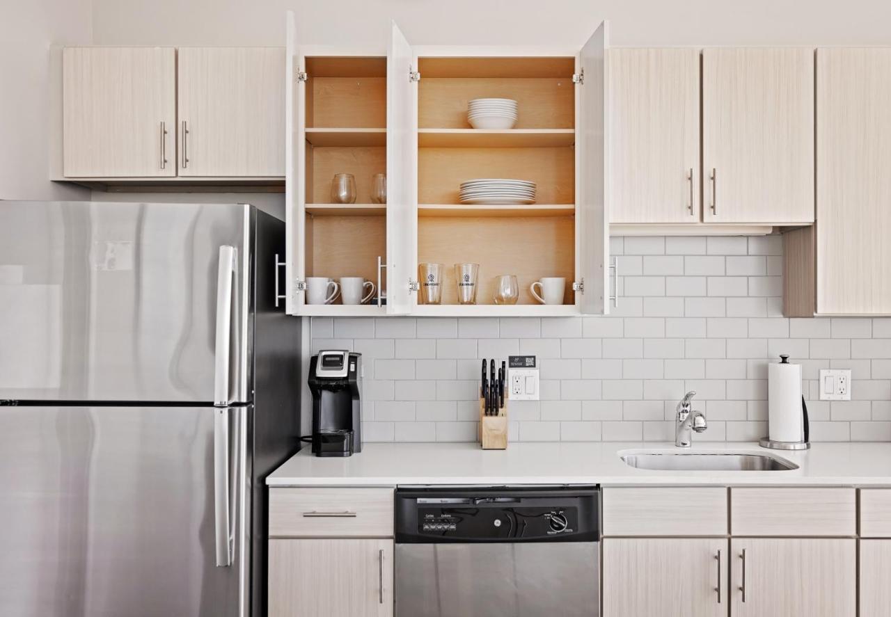 Placemakr Premier Sobro แนชวิลล์ ภายนอก รูปภาพ A typical kitchen in a typical apartment