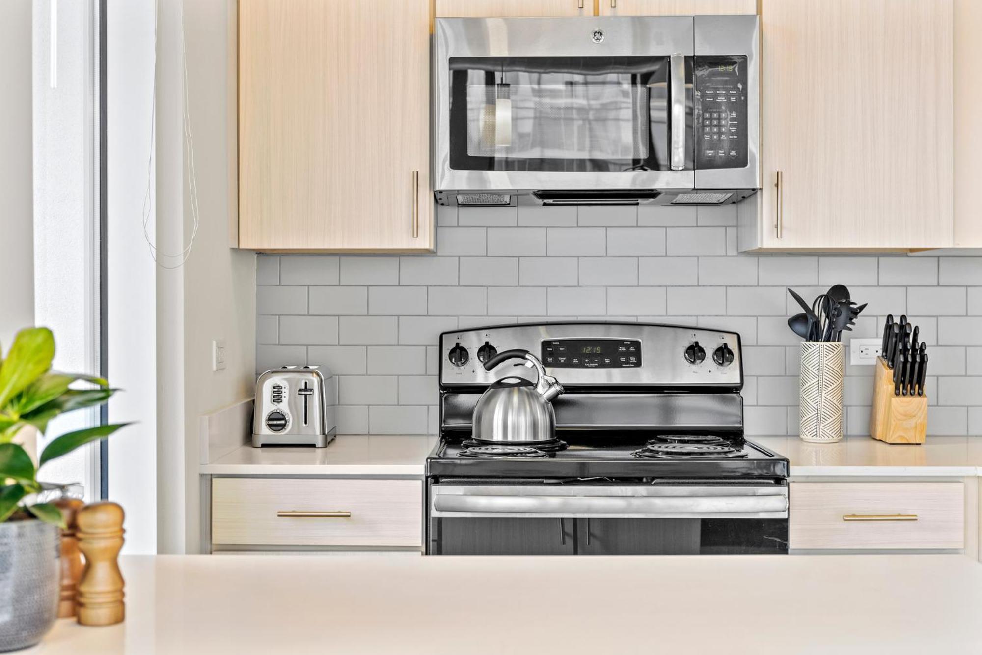 Placemakr Premier Sobro แนชวิลล์ ภายนอก รูปภาพ A microwave oven above a stove
